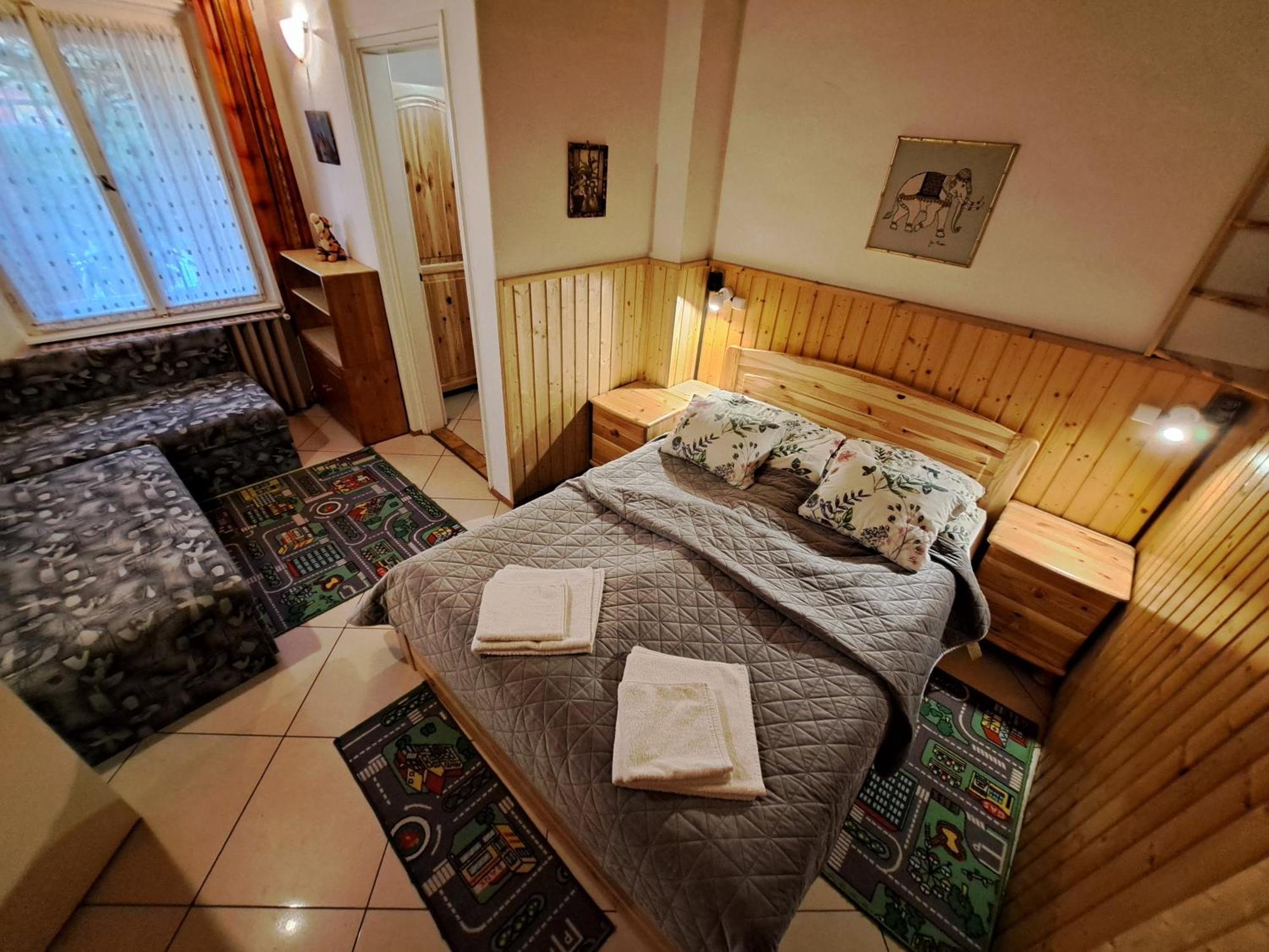 Csaladi Vendeghaz Apartment เอ็กเกอร์ ภายนอก รูปภาพ